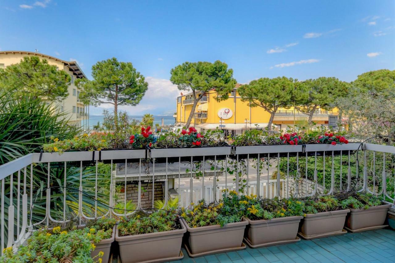 Desenzanoloft Official Partner Marriott Homes & Villas - The Sunflower Front Lake Desenzano del Garda Exteriör bild